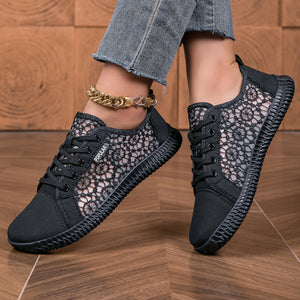 Overlane Bloomy Lite - Lace-Up Sneakers for Wide Feet Black / 36