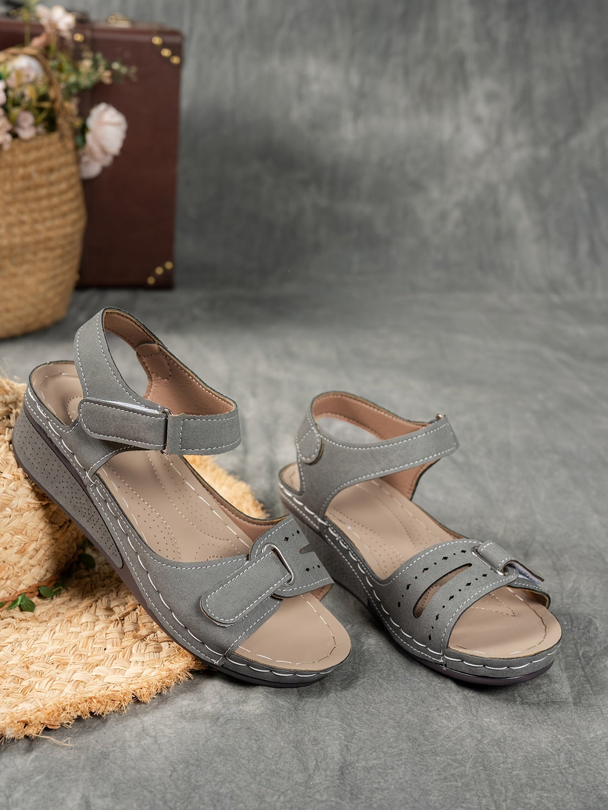 Overlane Women&#39;s sandals with comfortable arch support, high-quality PU material straps with adjustable buckles, thick soles for comfort, summer vacation style, beige/black/navy blue, suitable for beach wear | Durable synthetic upper