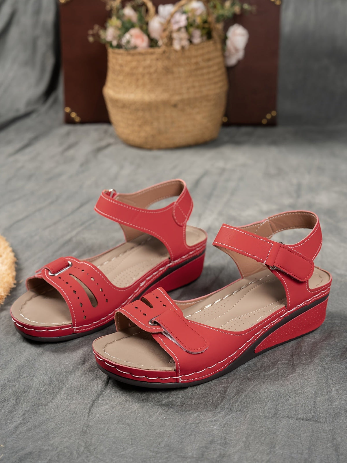 Overlane Women&#39;s sandals with comfortable arch support, high-quality PU material straps with adjustable buckles, thick soles for comfort, summer vacation style, beige/black/navy blue, suitable for beach wear | Durable synthetic upper