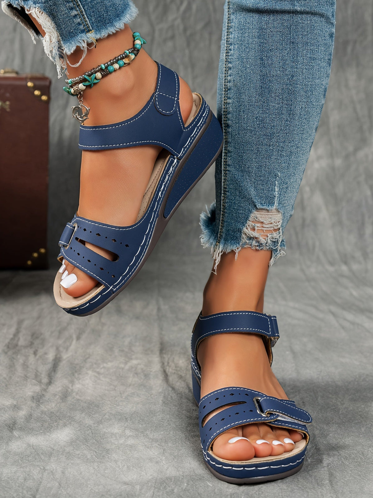 Overlane Women&#39;s sandals with comfortable arch support, high-quality PU material straps with adjustable buckles, thick soles for comfort, summer vacation style, beige/black/navy blue, suitable for beach wear | Durable synthetic upper